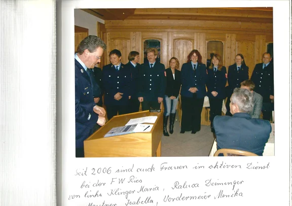 2006_die ersten Frauen bei der FF Ries.jpg